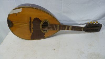 un gros plan d'une mandoline posée sur une surface blanche