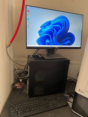 un ordinateur de bureau posé sur un bureau, à côté d'un écran d'ordinateur