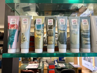 de nombreux types de dentifrices exposés dans une vitrine en verre