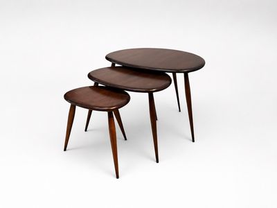 un ensemble de trois tables gigognes avec des pieds en bois sur fond blanc