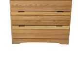 un gros plan d'une commode en bois sur fond blanc
