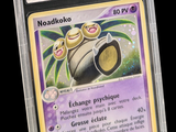 une image d'une carte à collectionner Pokémon dans un étui en plastique