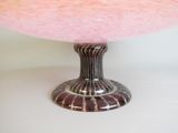 un saladier en verre rose posé sur une table blanche