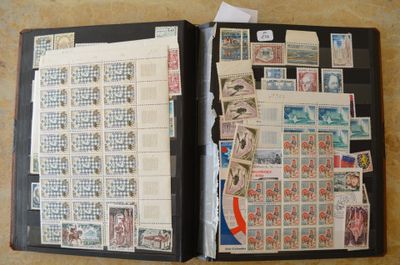 un dossier noir orné de timbres, posé sur une table