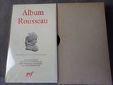 un livre ouvert dont la couverture représente un buste