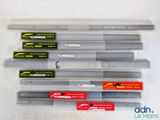 de nombreux types de stylos et de crayons posés sur la table