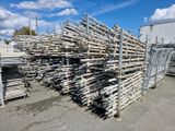 un gros tas de planches de bois empilées les unes sur les autres dans un parking