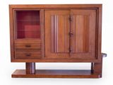 une armoire en bois avec une porte vitrée et une étagère