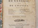 un vieux livre ouvert sur une table