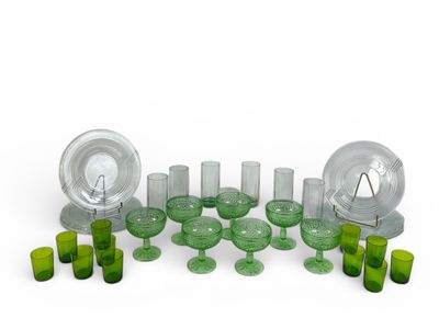 ART DE LA TABLE, vers 1970, comprenant : Huit assiettes en v…