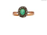 Gros plan sur une bague contenant une pierre verte