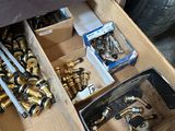 une boîte avec un tas d'outils à l'intérieur