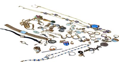 de nombreux types de colliers et de bracelets sur la table