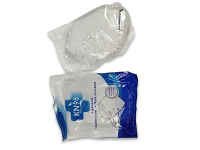 un gros plan sur deux paquets de papier toilette posés sur une surface blanche