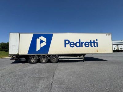 un camion semi-remorque garé dans un parking