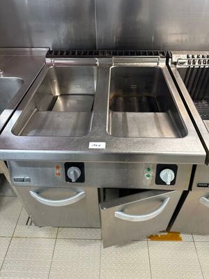 deux éviers en acier inoxydable dans une cuisine professionnelle