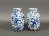 paire de vases bleus et blancs à motifs de dragons