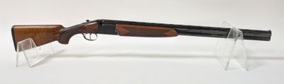 un gros plan d'un fusil posé sur un socle transparent, sur une surface blanche