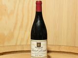 une bouteille de vin posée sur un tonneau