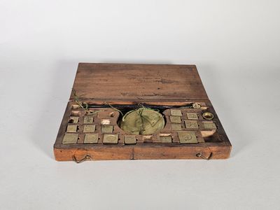une vieille boîte en bois contenant un trousseau de clés