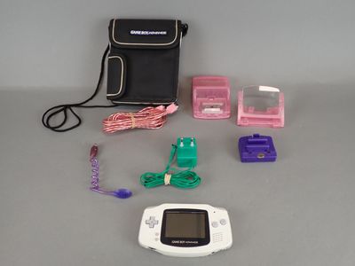un petit appareil électronique posé sur une table