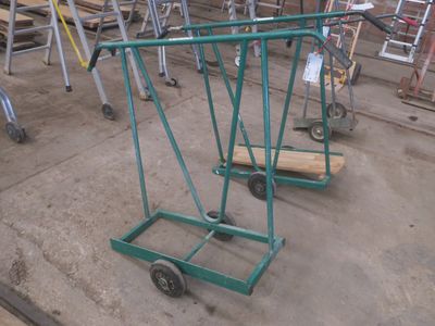 un chariot vert posé au milieu d'une pièce