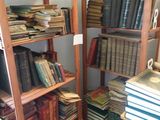 beaucoup de livres sur les étagères de la pièce
