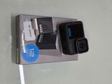 une boîte sur laquelle sont posés un appareil photo et un chargeur