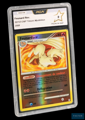 gros plan d'une carte pokemon dans un étui en plastique