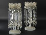 une paire de vases en verre transparent surmontés de fleurs