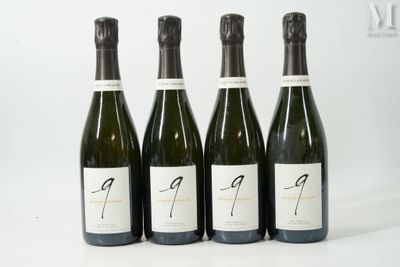 quatre bouteilles de vin sont alignées sur une surface blanche
