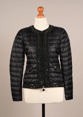 une veste noire sur un mannequin mannequin mannequin mannequin mannequin mannequin mannequin mannequin mannequin mannequin