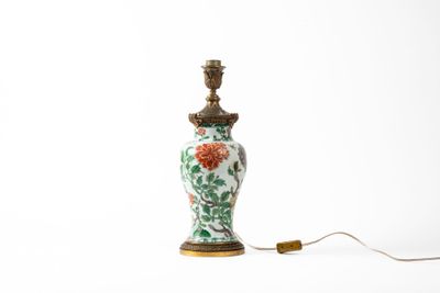 une lampe posée sur une table, sur fond blanc