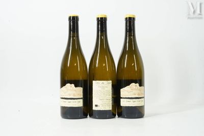 trois bouteilles de vin posées l'une à côté de l'autre sur une table