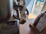 une machine posée sur une table dans une pièce