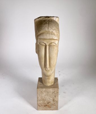 une image représentant une sculpture représentant une tête de femme posée sur un socle en marbre