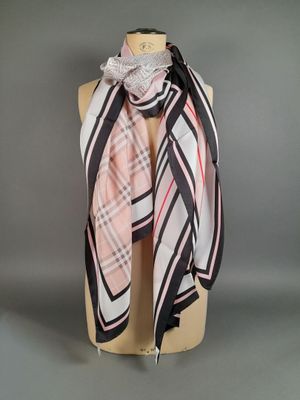une écharpe à carreaux roses et noirs sur un mannequin, un mannequin, un mannequin, un mannequin, un mannequin, un mannequin, un mannequin, un mannequin