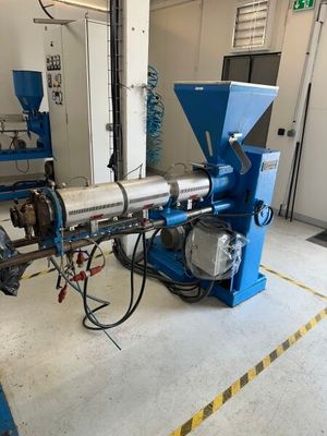 une machine qui se trouve à l'intérieur d'un bâtiment