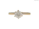 gros plan d'une bague en or avec un diamant blanc