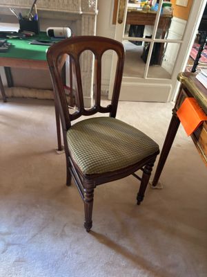 une chaise qui se trouve au milieu d'une pièce