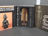 trois livres consacrés à l'art et à la sculpture exposés devant un fond gris
