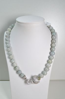 Collier en jade gris et argent en forme de dragon, présenté sur un mannequin blanc