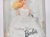 poupée Barbie dans une boîte, vêtue d'une robe blanche et d'un nœud