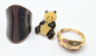 deux bagues et une bague sur laquelle est représenté un ours en peluche