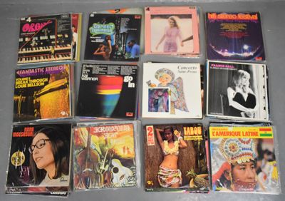 beaucoup de CD posés sur la table