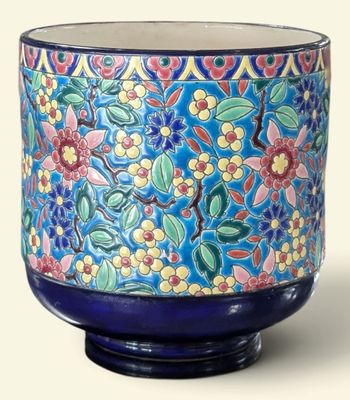 un vase bleu orné d'un motif floral