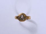 une image représentant une bague en or sur laquelle figure le visage d'une femme