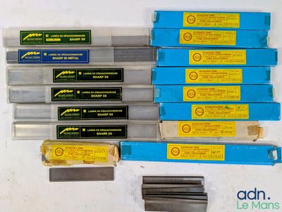 tout un tas de types d'agrafes et d'agrafes sur la table