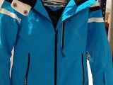 La veste bleue est suspendue à un portant dans le magasin.