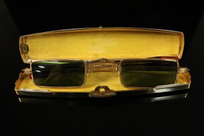 Paire de lunettes de soleil rectangulaire en métal doré dans…